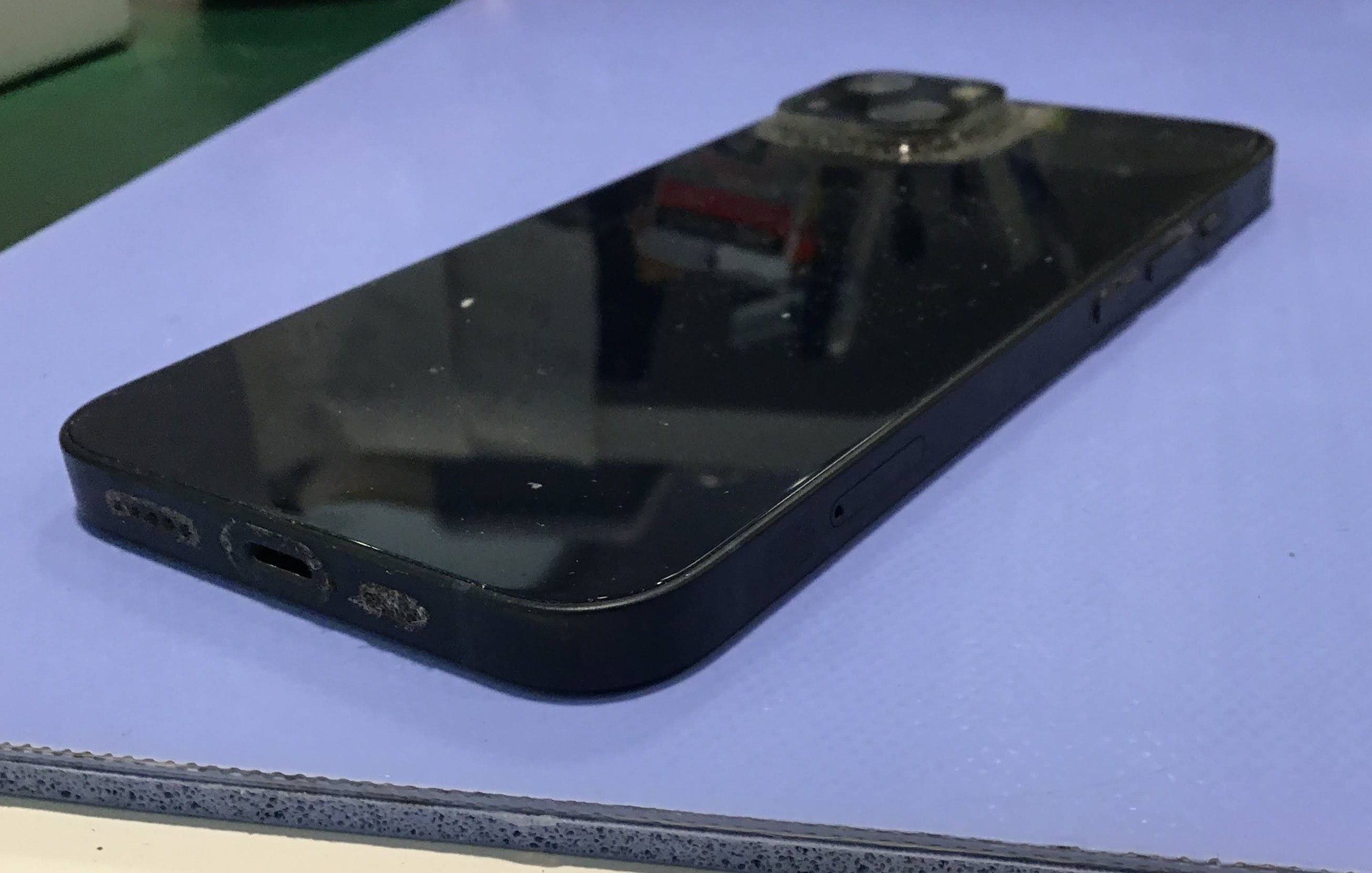 【iPhone13】膨張してしまったバッテリーの交換を行いました｜スマホ修理工房 秋津店